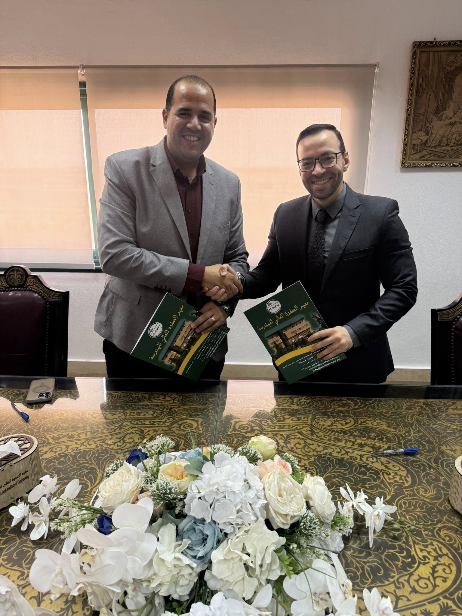 في إطار سعي معهد الصفوة العالي للهندسة لتقديم أفضل الخدمات التعليمية وتطوير جودة التعليم، وقّع السيد الدكتور/ ياسر حسن وكيل معهد الصفوة العالي للهندسة لشئون التعليم والطلاب، بروتوكول تعاون مشترك مع السيد المهندس/ معتز محفوظ، مدير عام شركة المصري الهادي للمقاولات. لتدريب طلاب المعهد وتوفير فرص عمل للخريجين والتعاون بين الشركة والمعهد في المجالات الهندسية المختلفة. الاثنين ٢٠٢٥/٧/٢٨م