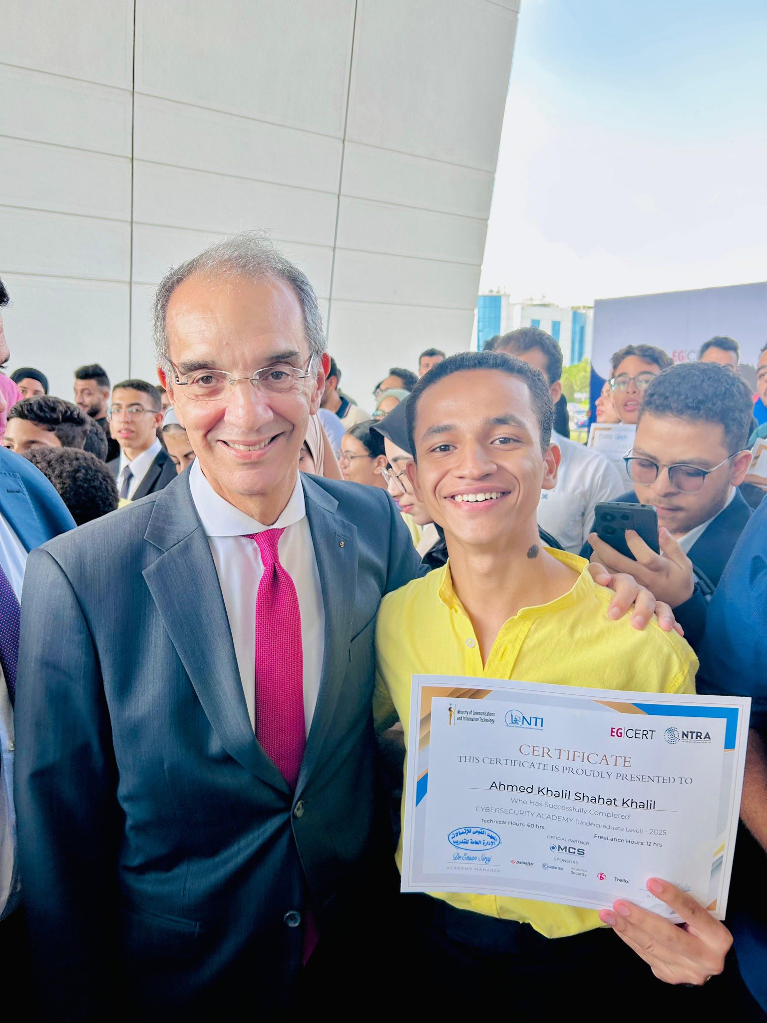 تُهنئ أسرة معهد الصفوة العالي للهندسة ابن المعهد أحمد خليل شحات خليل، الطالب بالفرقة الأولى قسم هندسة الإلكترونيات والاتصالات والحاسبات على تفوقه وتكريمه من السيد الدكتور/ عمرو طلعت، وزير الاتصالات وتكنولوجيا المعلومات في الحفل المخصص لتخرج طلبة الجامعات NTI لأكاديمية الأبطال الخارقين للأمن السيبراني.  ونتمنى له دوام التوفيق والنجاح