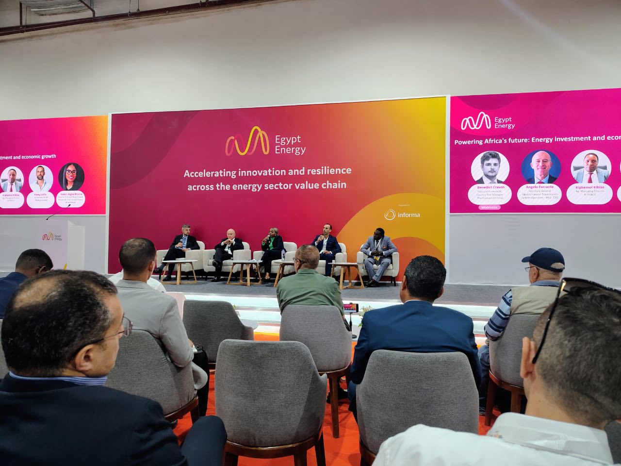 جانب من مشاركة طلاب معهد الصفوة العالي للهندسة في معرض مصر للطاقة.  معرض مصر للطاقة هو المعرض الرائد للطاقة في مصر وشمال إفريقيا. ويمتد على مدار 32 عامًا في الصناعة، أصبح الحدث الوجهة الأولى لمقاولي EPC، والجهات الحكومية، والمرافق، والمستثمرين، والاستشاريين، والمتخصصين في الطاقة في المنطقة. معرض مصر للطاقة يتم من خلاله عرض أبرز المنتجات في توليد الطاقة وتخزين الطاقة وأنظمة إدارة الطاقة. كما يعرض الكابلات ذات الجهد العالي والمنخفض، وحلول نقل وتوزيع الطاقة، والألواح الشمسية، والطاقة الشمسية، والابتكارات في الطاقة الخضراء. كمنصة موثوقة، يجذب الحدث آلاف المتخصصين في الصناعة سنويًا، المتحمسين لاكتشاف أحدث المنتجات والتقنيات والحلول المبتكرة لدفع مشاريعهم إلى الأمام.  أقيم المعرض في الفترة من ١٤- ١٦ أكتوبر ٢٠٢٥ في مركز مصر للمعارض الدولية بالتجمع الخامس.  مشاركة الطلاب تحت إشراف:  د/ بيداء مرتضى م.م/ منار أسامة