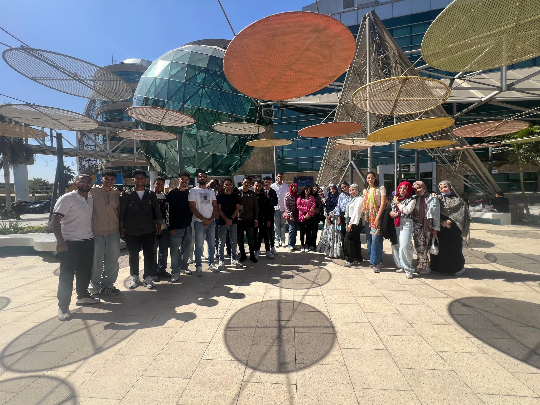 📌توثيق زيارة معهد الصفوة العالي للهندسة لمستشفى سرطان الأطفال ٥٧٣٥٧ الإثنين ٢٠٢٥/١٠/٢٠م  ✍بالتعاون مع وحدة ضمان الجودة بمعهد الصفوة العالي للهندسة نظم اتحاد طلاب المعهد زيارة لوفد من طلاب المعهد لمستشفى سرطان الأطفال ٥٧٣٥٧، وانطلاقاً وتوثيقاً لفعاليات الدور الريادي للمعهد والمشاركة المجتمعية لوكالة المعهد لشئون خدمة المجتمع وتنمية البيئة، وكان الهدف من الزيارة التخفيف من المعاناة والآلام التي يشعر بها الأطفال أثر  تلقي الجرعات العلاجية و إدخال السرور في أنفسهم وتخفيف حِدة المعاناة النفسية السيئة من المرض واسعاد الأطفال وإعطائهم الأمل في مستقبل خالي من الآلام والأوجاع. 📍وجدير بالذكر أن تشجيع الطلاب على مثل هذه الزيارات يُضفي جو من الألفة والتكافل المجتمعي ويهدف إلى تربية الطلاب على تحمل المسئولية وشعورهم بما يعانيه المرضى من الآلام، وتقريبهم من الحياة الواقعية للمرضى، وبالفعل اظهر الطلاب رقي واحساس بالمسؤلية و جو من المرح والدعابه مع اطفال مستشفى ٥٧٣٥٧. 🌹مع خالص تمنياتنا بالشفاء العاجل لجميع المرضى🌹