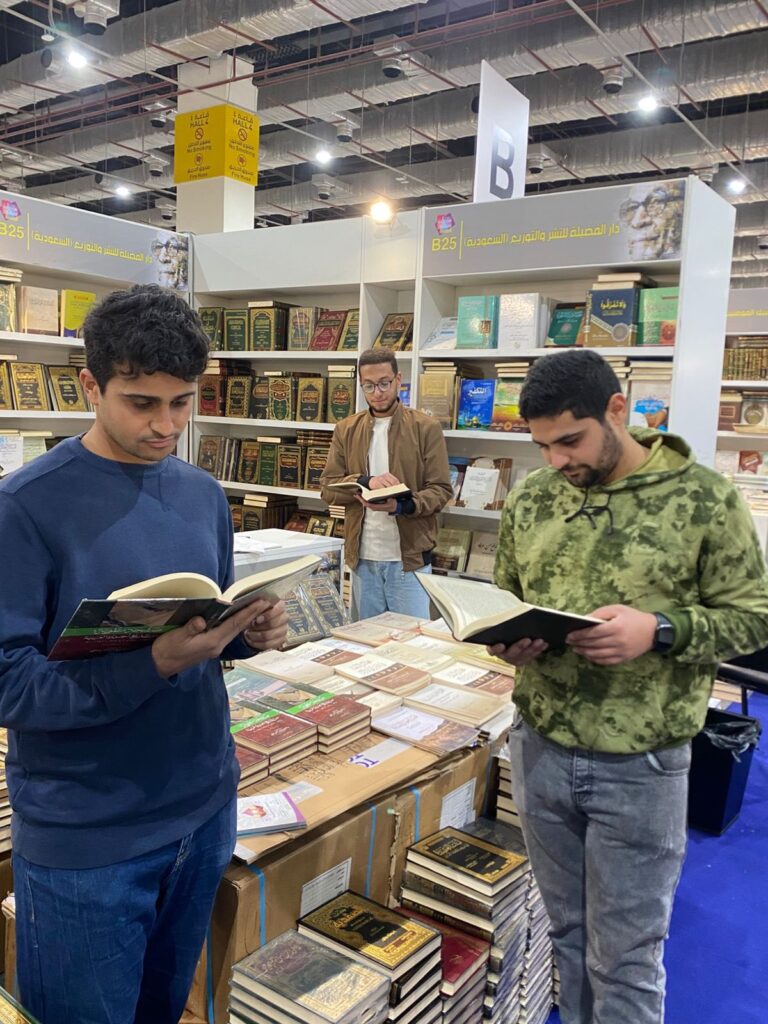 ليست الثقافة أن تقول شيئاً جميلاً، إنما أن تكون أنت النور الذي يجعل غيرك يهتدي بخير ما تملكه. ومن هذا المنطلق وبالتعاون مع وحدة ضمان الجودة بالمعهد قام وفد من إدارة و اتحاد طلاب معهد الصفوة العالي للهندسة وبعض خريجي المعهد بزيارة معرض القاهرة الدولي للكتاب في نسخته ال ٥٧ لعام ٢٠٢٦م، فطلاب المعهد والخريجين من عشاق القراءة والثقافة قد رفعوا شعار (إنسان بلا ثقافة كشجرة بلا ثمار) وقاموا بجولة في أركان معرض القاهرة الدولي للكتاب لحرصهم الشديد على اقتناء الكتب التي يحبون قراءتها والاحتفاظ بها.