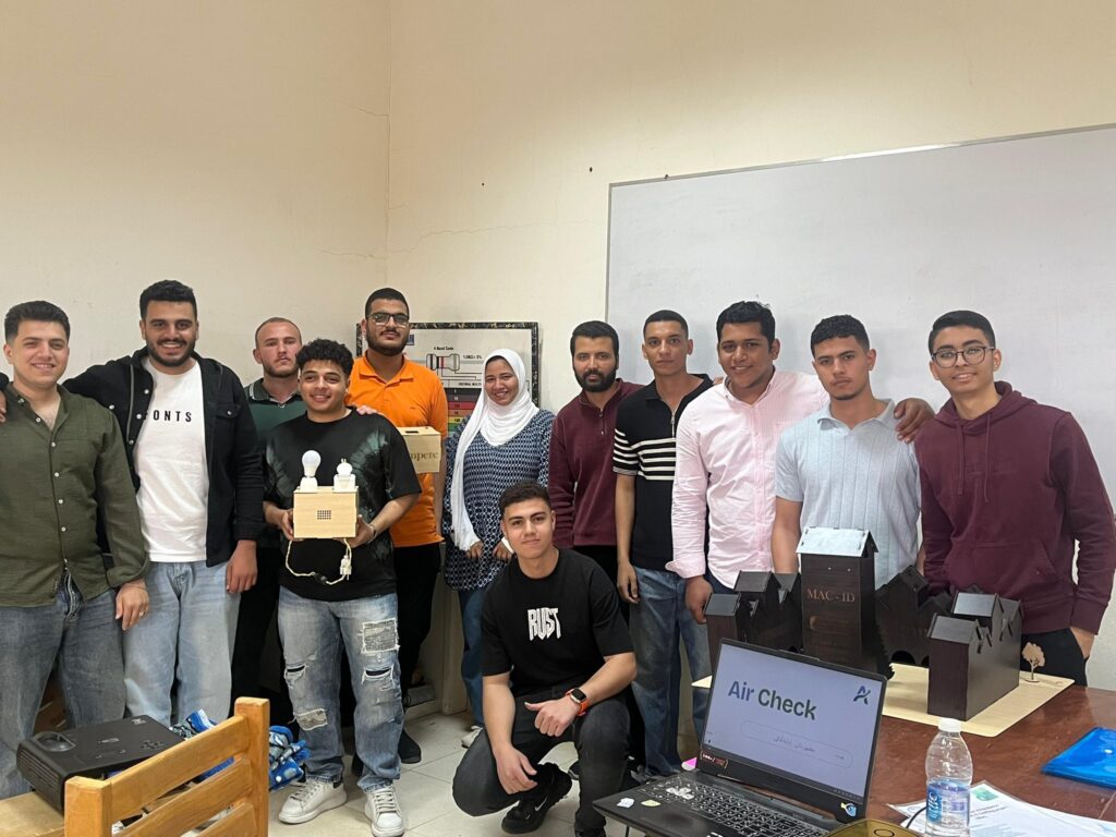 مناقشة مشروعات مادة إلكترونيات (٢) الفرقة الثانية قسم هندسة الإلكترونيات والاتصالات والحاسبات تحت إشراف:  أ.د/ مصطفى الطوخى م/ عبير سعيد