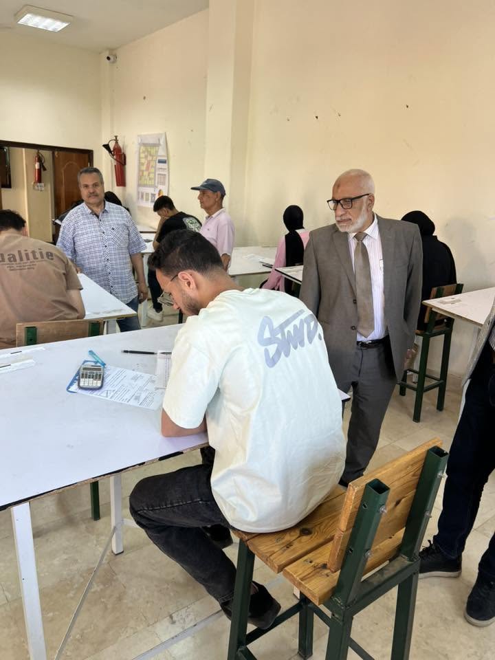 في إطار المتابعة المستمرة لانتظام سير العملية التعليمية بمعهد الصفوة العالي للهندسة قام الأستاذ الدكتور/ أيمن محمد إسماعيل، (عميد المعهد) بعدة جولات تفقد خلالها لجان امتحانات نهاية الفصل الدراسي الثاني للعام الجامعى ٢٠٢٥-٢٠٢٦م، و كان برفقة سيادته الأستاذ الدكتور/ محمد خفاجة عميد المعهد السابق، د/ دعاء المطري، د/ عبدالحميد سامي. حيث قاموا بالاطمئنان على سير عملية الامتحانات، والتأكد من انعقادها في أجواء مناسبة للطلاب. مع خالص تمنياتنا بالتوفيق والنجاح لأبنائنا الطلاب.